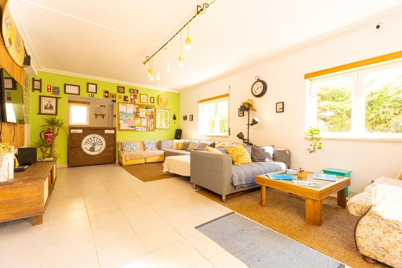Pineapple Surf House Hostel Atouguia Da Baleia Ngoại thất bức ảnh