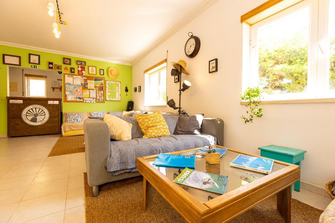Pineapple Surf House Hostel Atouguia Da Baleia Ngoại thất bức ảnh