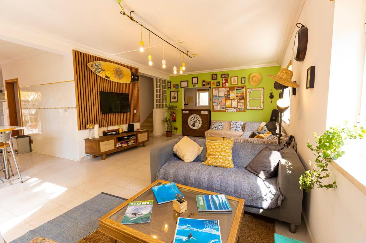 Pineapple Surf House Hostel Atouguia Da Baleia Ngoại thất bức ảnh