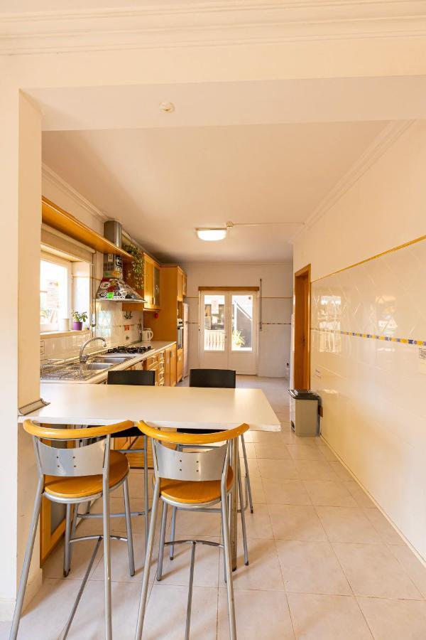 Pineapple Surf House Hostel Atouguia Da Baleia Ngoại thất bức ảnh