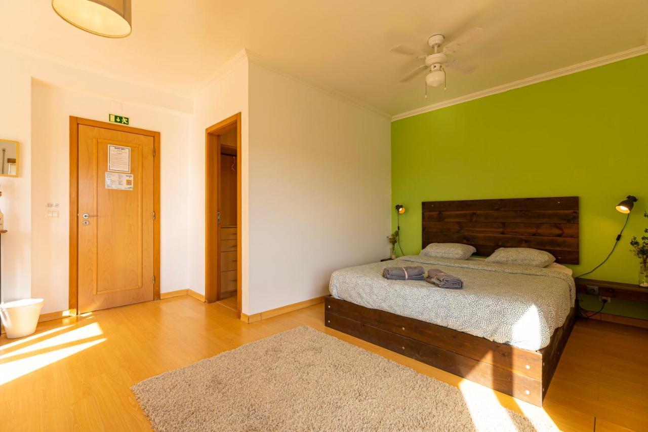 Pineapple Surf House Hostel Atouguia Da Baleia Ngoại thất bức ảnh