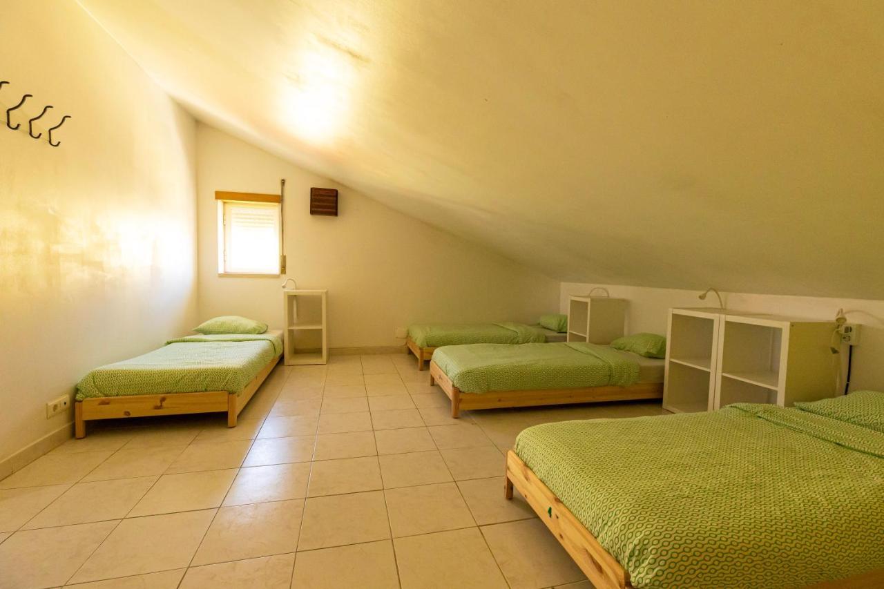 Pineapple Surf House Hostel Atouguia Da Baleia Ngoại thất bức ảnh