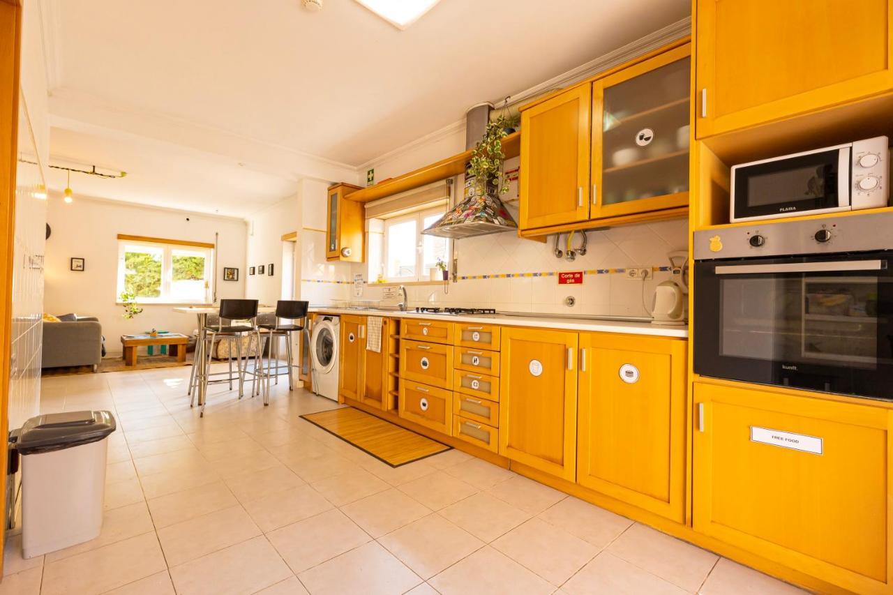 Pineapple Surf House Hostel Atouguia Da Baleia Ngoại thất bức ảnh