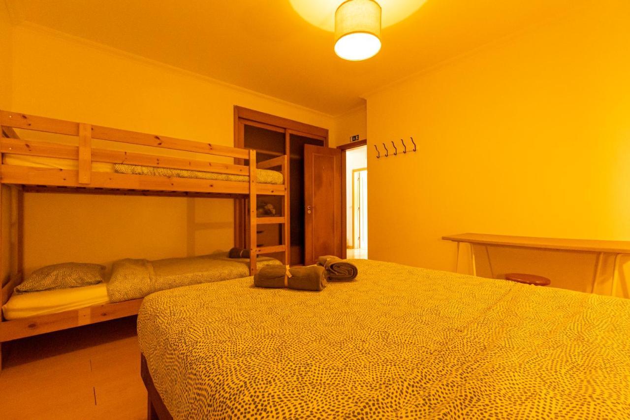 Pineapple Surf House Hostel Atouguia Da Baleia Ngoại thất bức ảnh