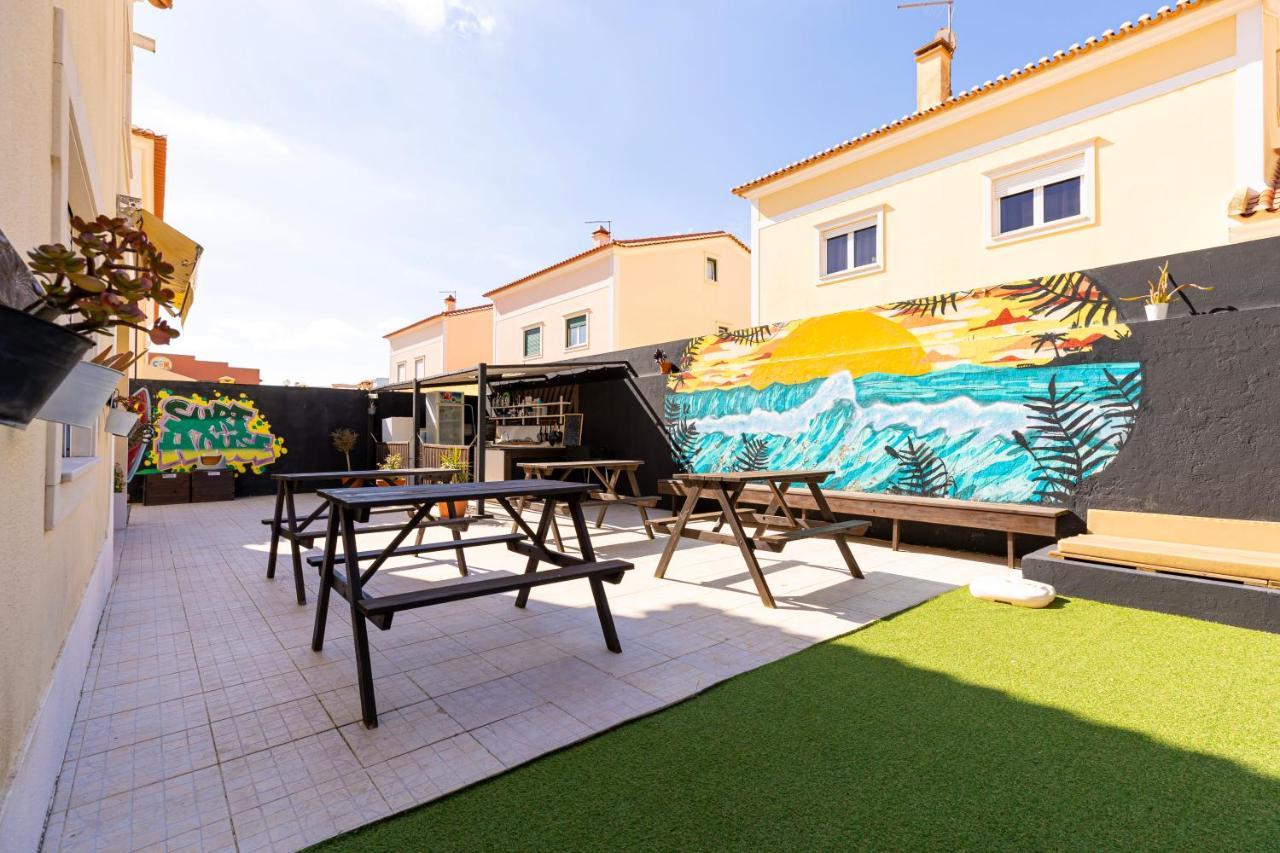 Pineapple Surf House Hostel Atouguia Da Baleia Ngoại thất bức ảnh