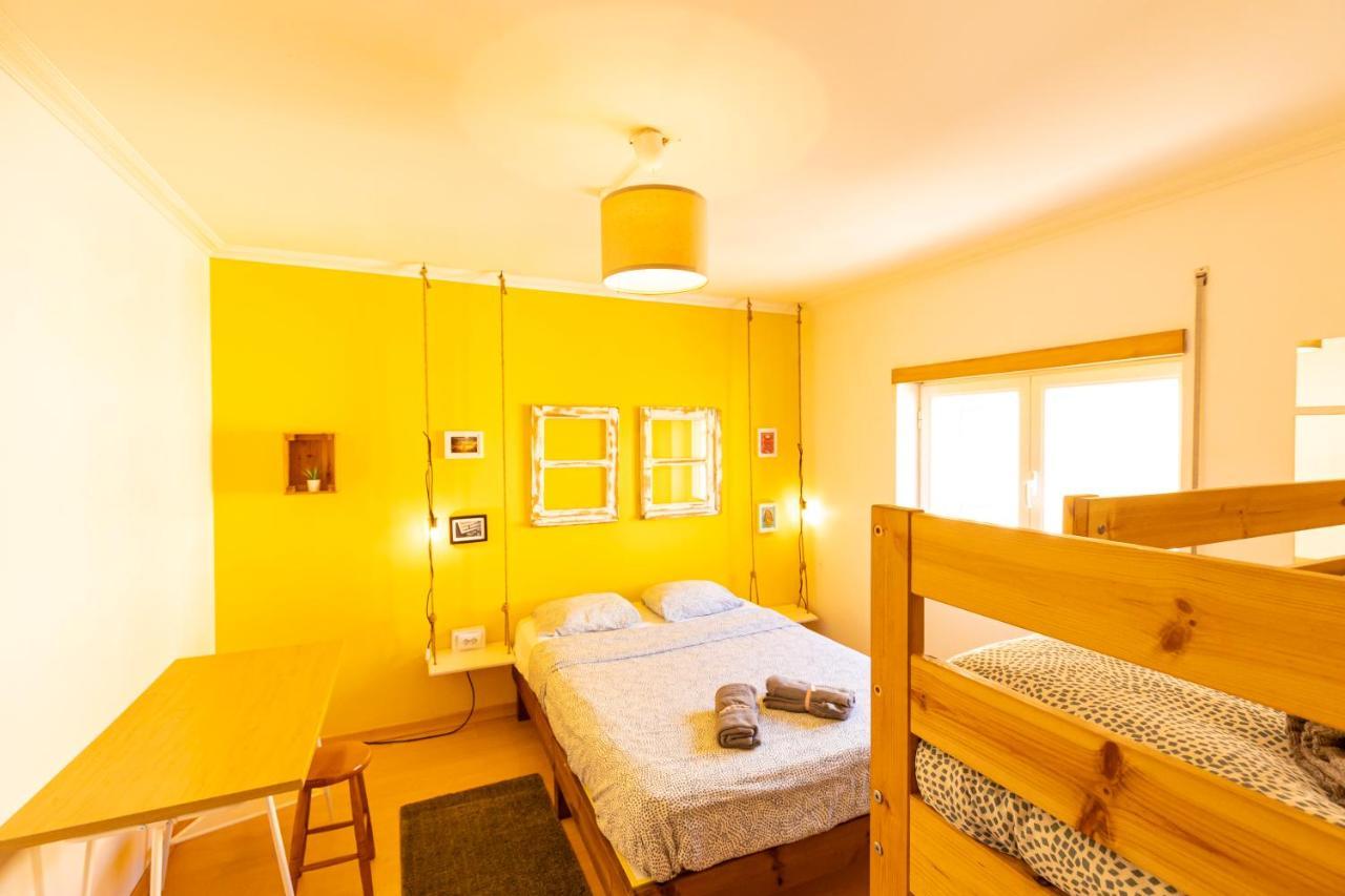 Pineapple Surf House Hostel Atouguia Da Baleia Ngoại thất bức ảnh