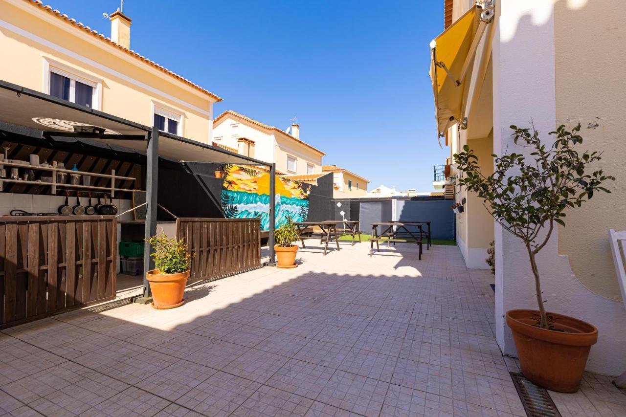 Pineapple Surf House Hostel Atouguia Da Baleia Ngoại thất bức ảnh