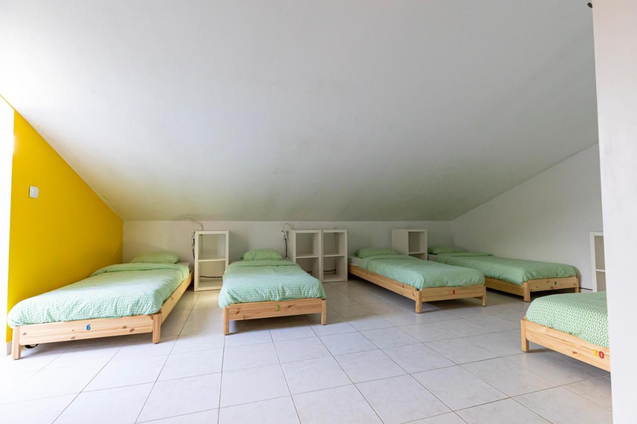 Pineapple Surf House Hostel Atouguia Da Baleia Ngoại thất bức ảnh