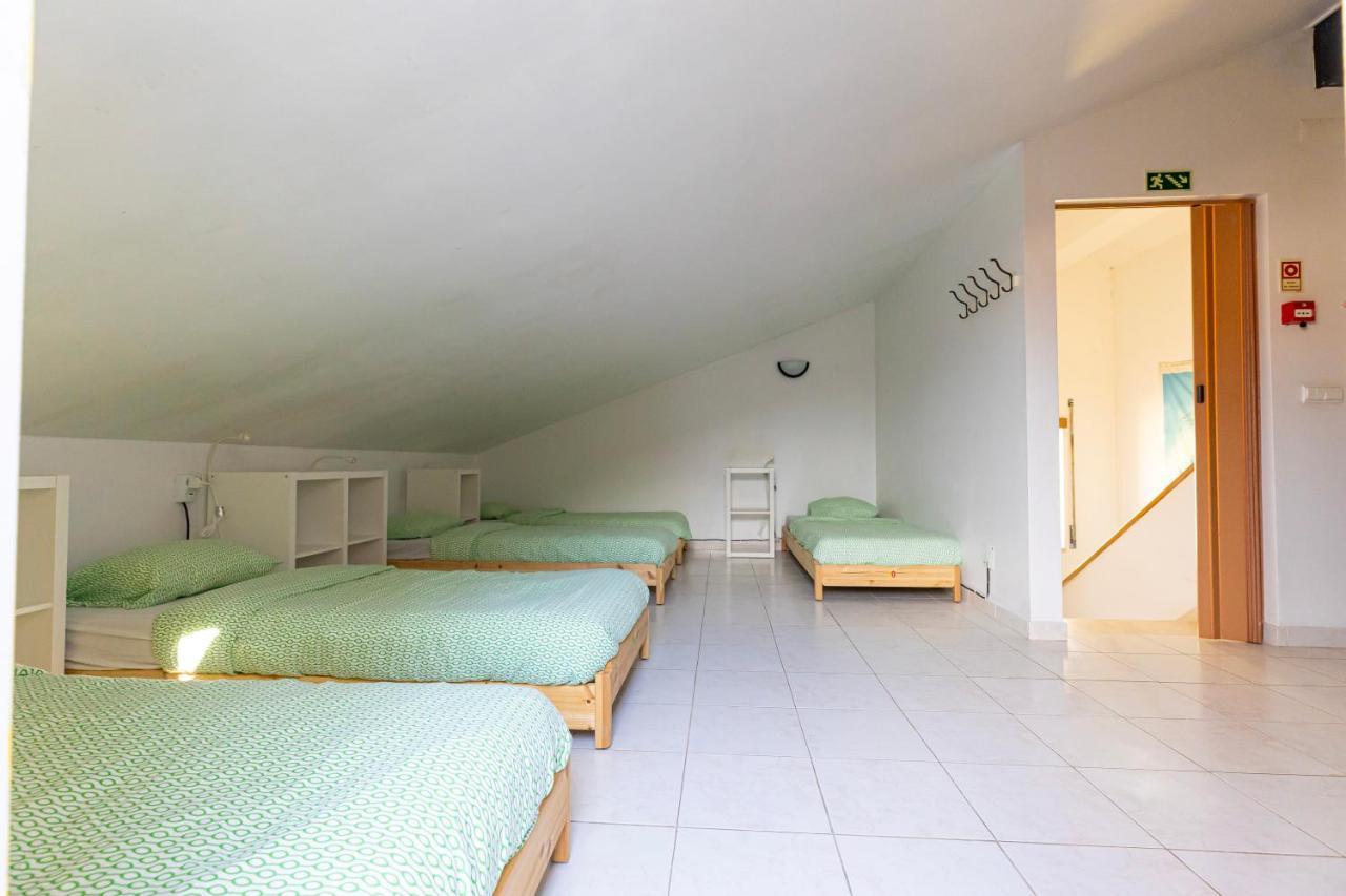 Pineapple Surf House Hostel Atouguia Da Baleia Ngoại thất bức ảnh