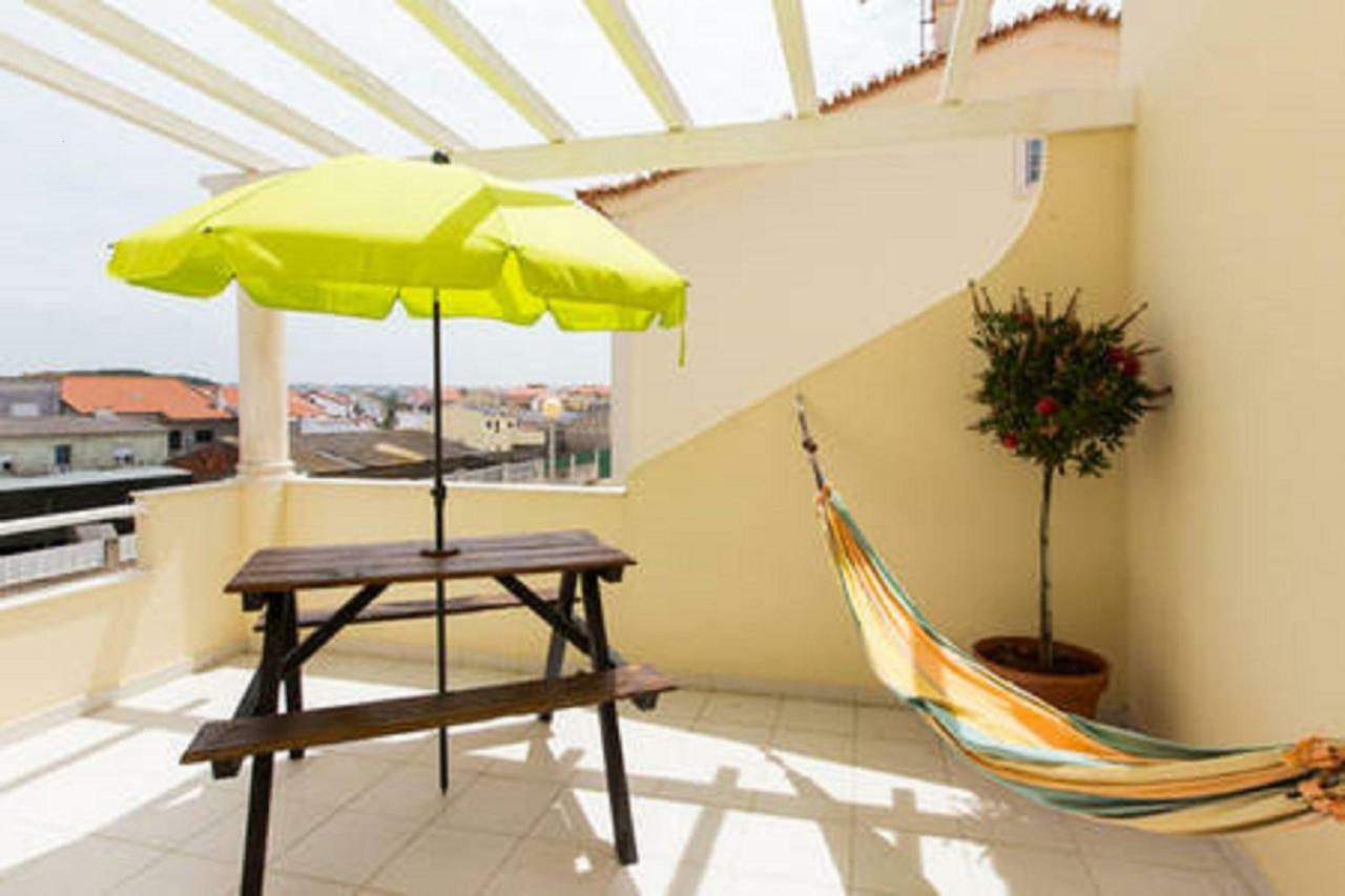 Pineapple Surf House Hostel Atouguia Da Baleia Ngoại thất bức ảnh